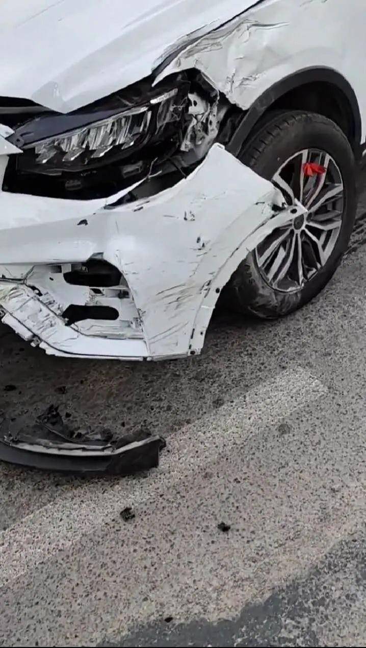 吓人!濮阳一学校附近发生车祸,大树差点被撞断!_头条