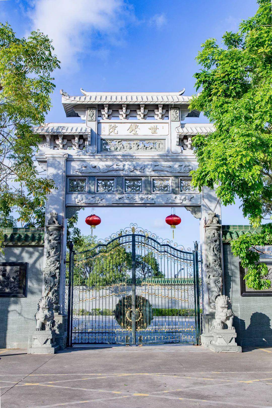 随拍蓝天白云下的葵潭世铿院