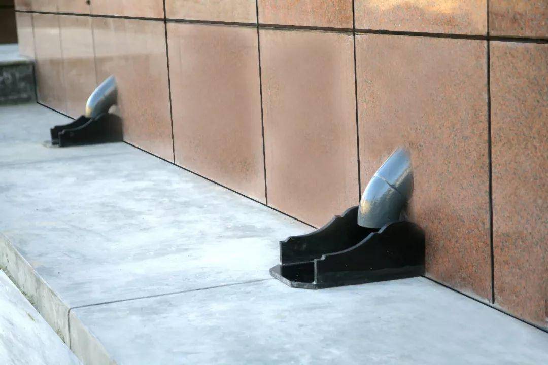 大理石水簸箕效果水泥砂浆散水坡效果楼梯间分格条安装效果屋面出入口