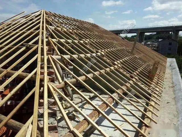 平瓦屋面的排水坡度不应小于30%;针对这些渗漏原因,新型房屋给出了一