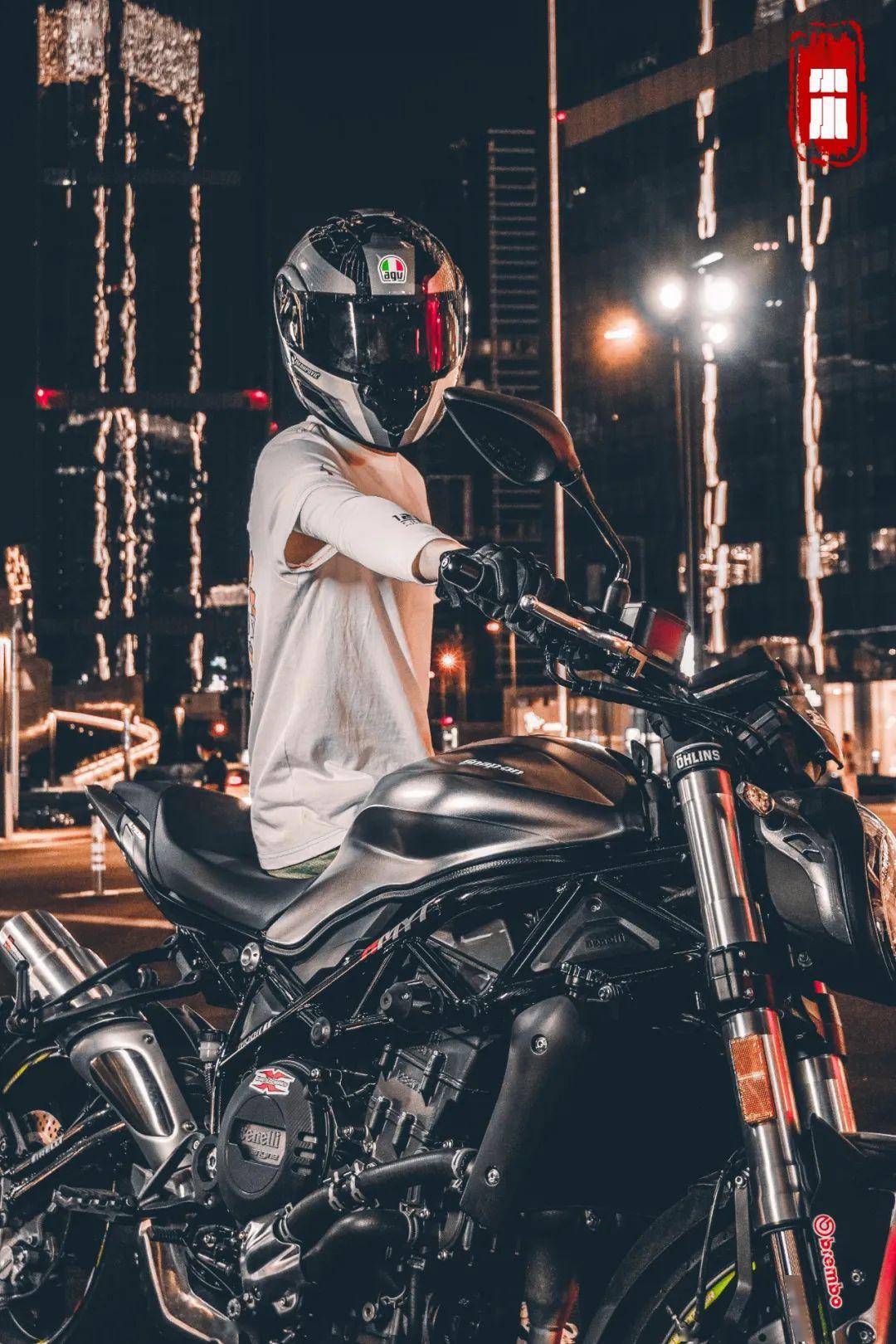 高光时刻男人耍酷怎么可能少得了贝纳利重机