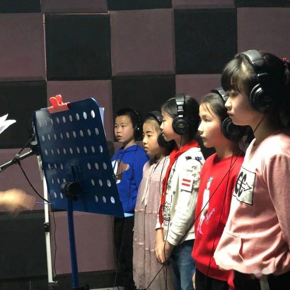 录音棚里小朋友们尽情的歌唱视频录制现场一起来看看还有谁入围啦