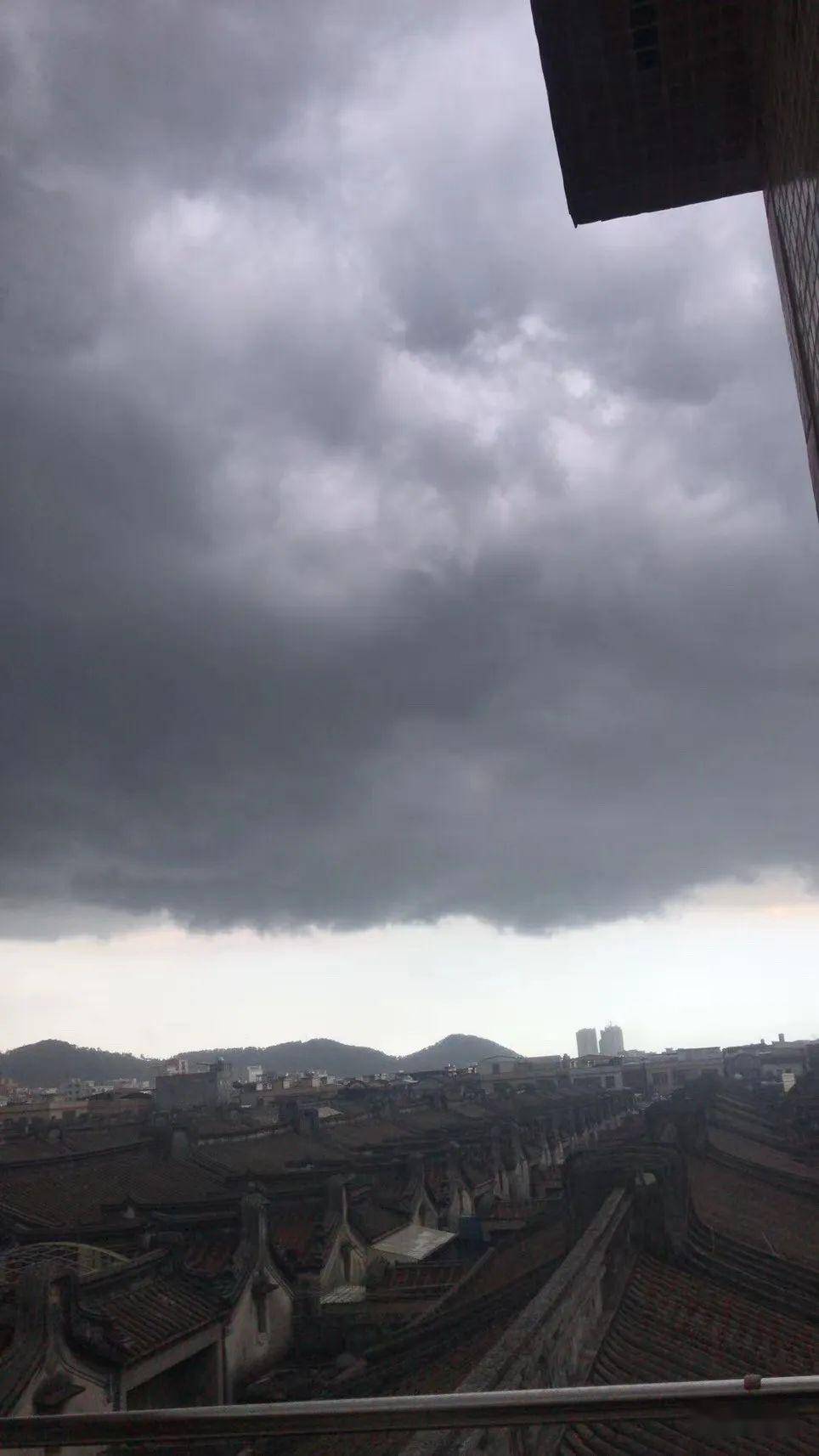 谷饶昏天暗地,雨来了.