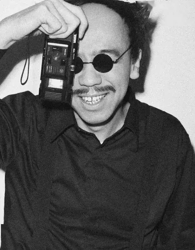 荒木经惟被民众称为  "天才araki(荒木)",欧美亦尊称他为  " 大巨匠"