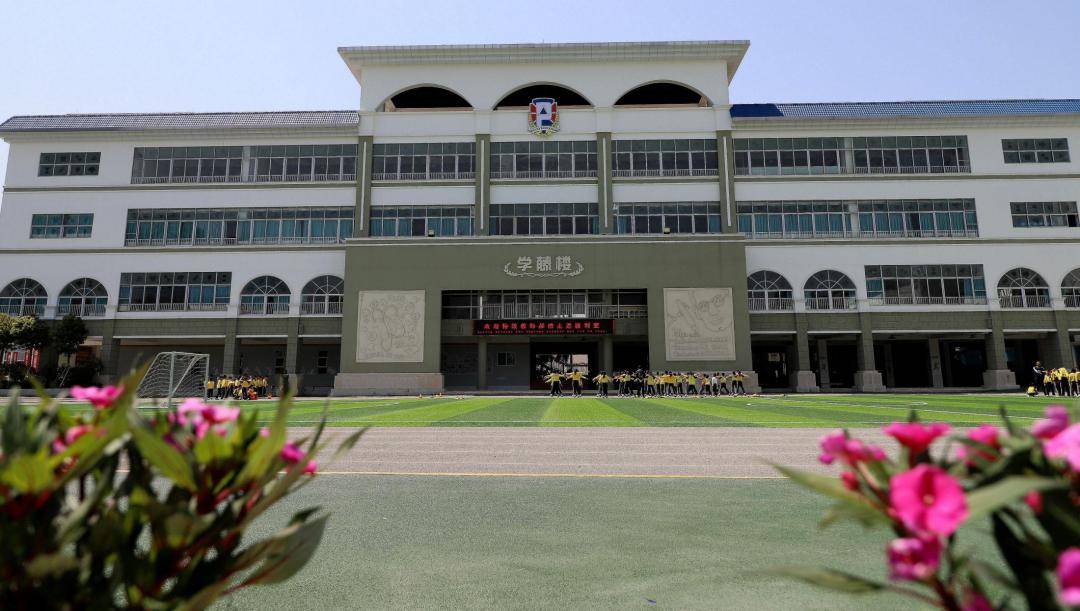 学者办学,专家治校,名师执教核心教师团队学校坚持"专家治校,名师执教