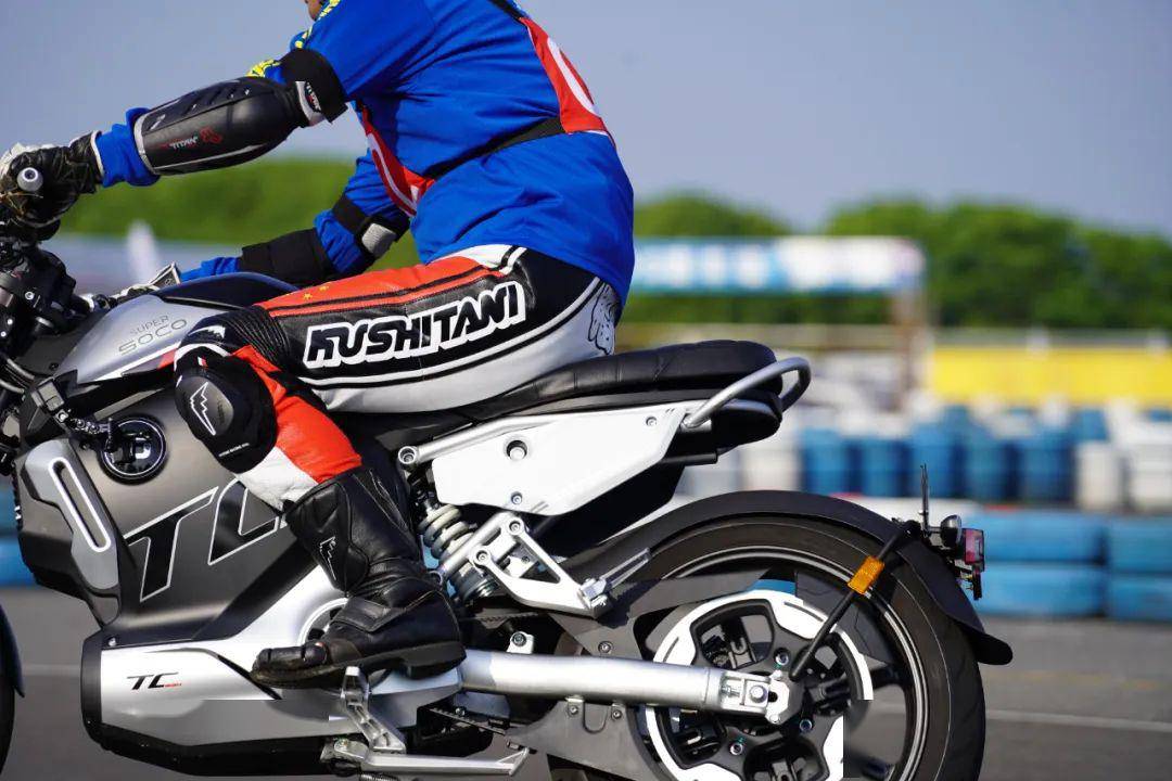 整体重心分布更靠近中心位,为tc-max带来了操控上的优势.