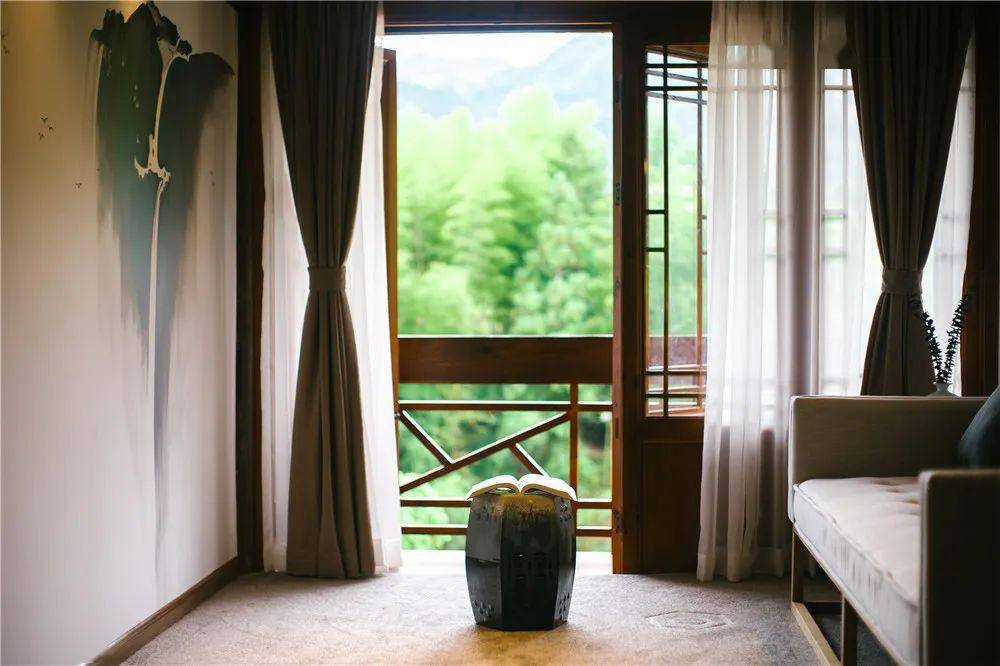 本次套餐山景大/双床房/全景大套房/ins景观包房连住2晚,包含每日2大1