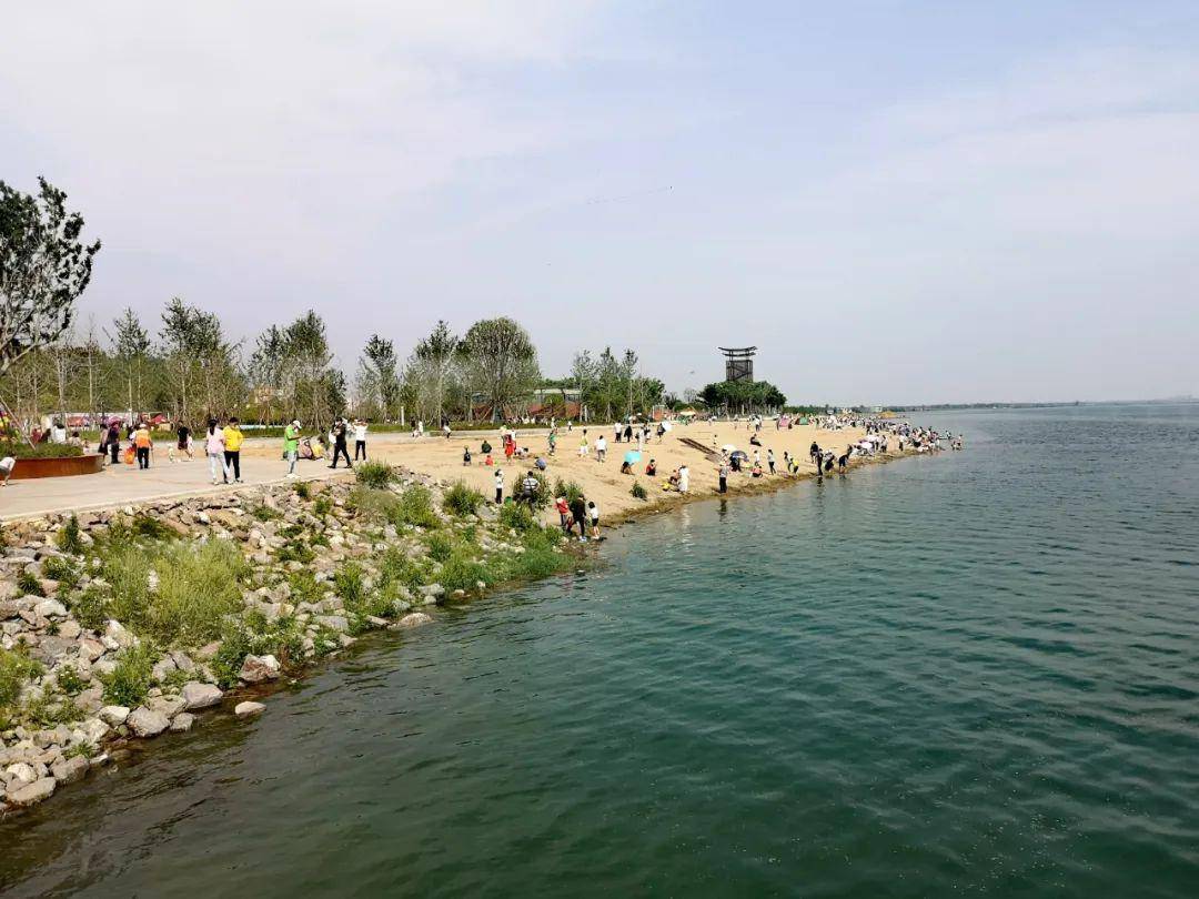 "小三亚"的美称在本地市民口中流传着是当前襄阳最大的滨江沙滩有一条