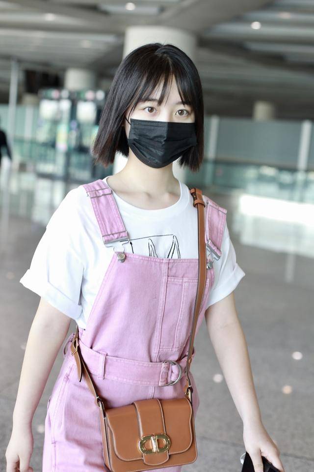 甜过初恋邓恩熙粉红色背带裤齐耳短发现身释放清纯眼神杀