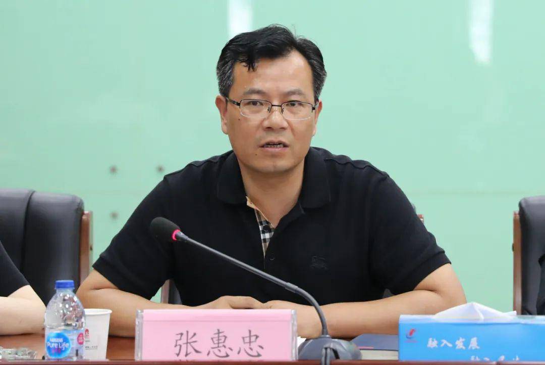 在随后召开的座谈会上,镇党委书记肖军介绍了七都镇整合审批服务执法