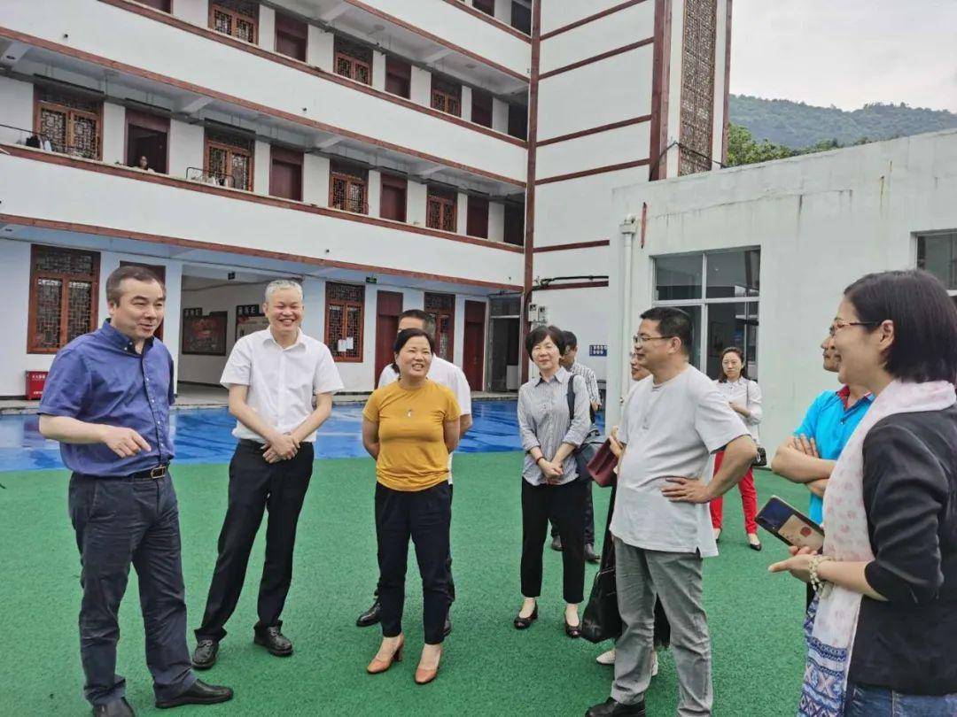 温州市教育局副局长王剑波一行调研五尺学校"小而优"学校建设情况