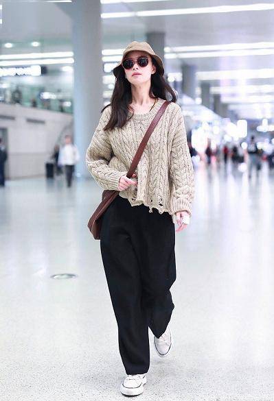 阔腿裤配什么鞋子今年流行阔腿裤帆布鞋时尚百搭又减龄