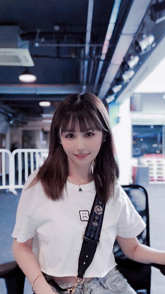 韦神首秀专属皮肤:虎牙更换所有主播封面,蜜蜂仔宠爱韦神