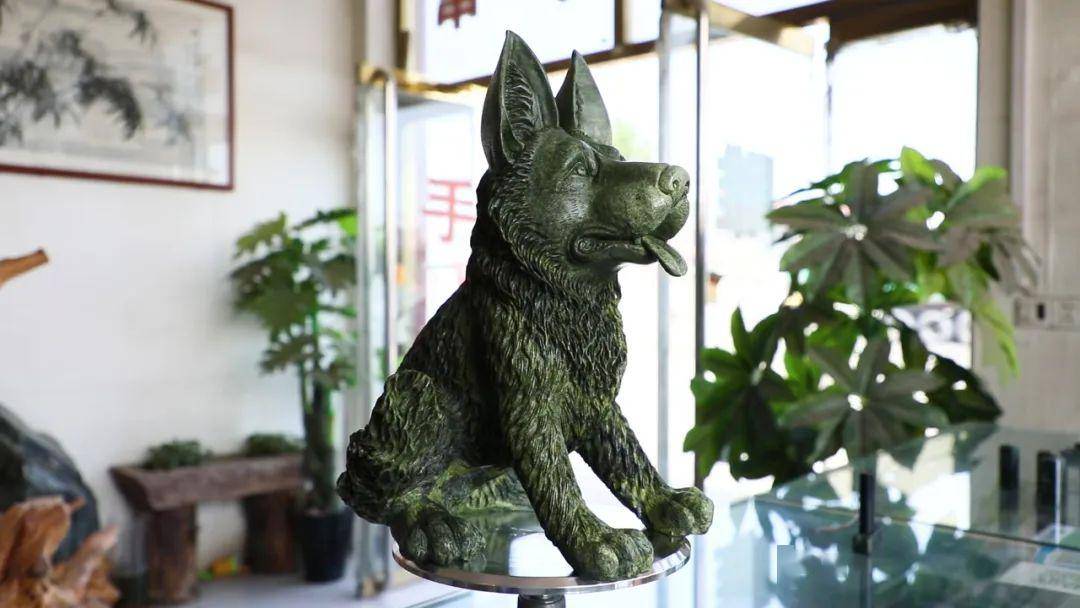 玉璧,佛像,动物,每件作品都倾注了大量的心思,千百次的打磨将蛇绿岩的
