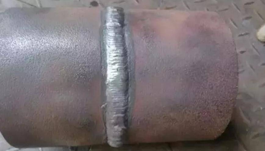 以及焊缝和母材之间的过渡部位不平滑,表面粗糙,焊缝纵,横向不整齐