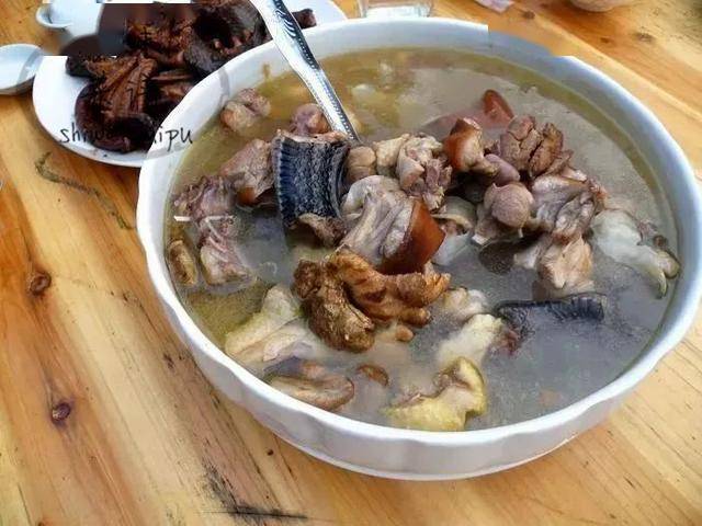 克服了蛇肉之后,下一个就是猫肉了,用这个毛茸茸的小动物煲汤,想想