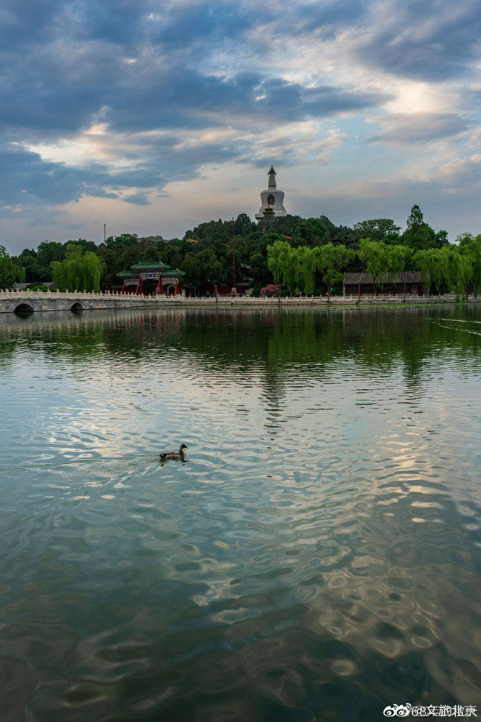 北海公园太液池湖静映彩霞