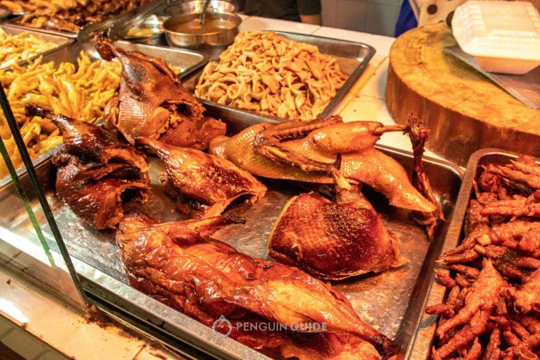 不像超市里那种小家子气的熟食摊…烧鹅烧鸭满满挂了一排排,像是凭空