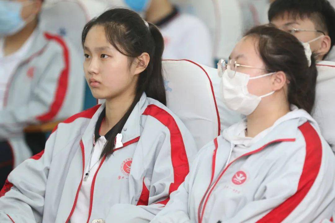天一中学举行交通安全进校园专题讲座活动