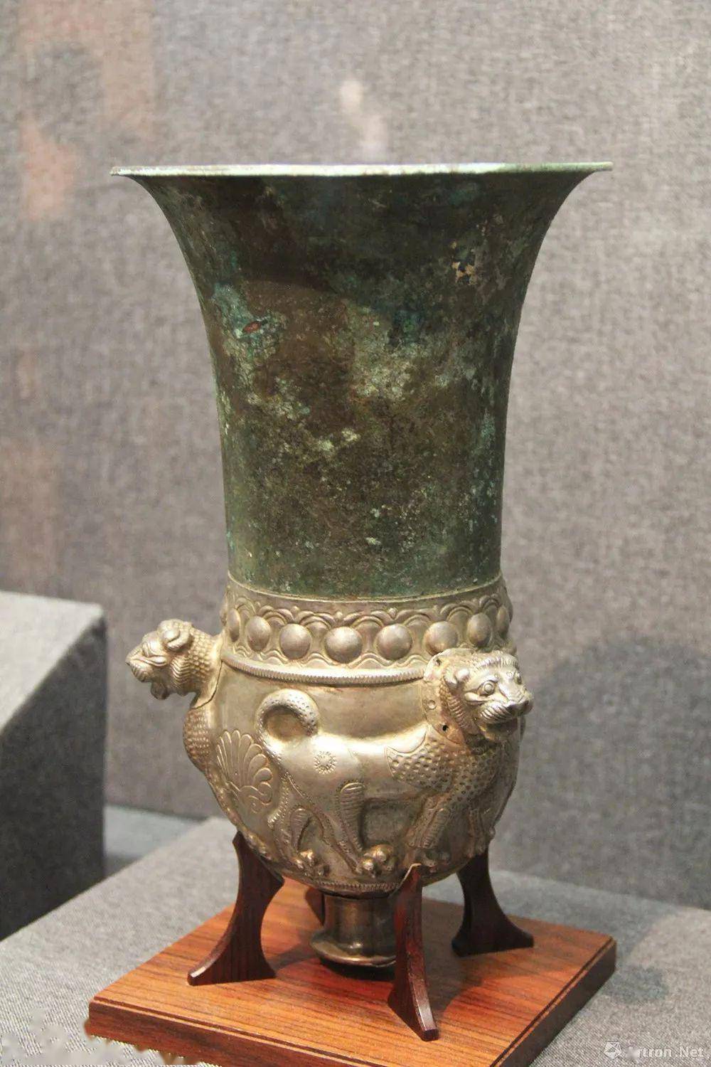 《狮子装饰杯》伊朗公元前7-6世纪阿契美尼德王朝 高31厘米,径18.