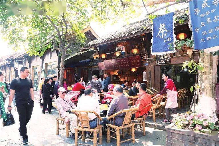 到宽窄巷子里的晚茶结束,散落在城市之中的老茶铺,总会勾起老成都独有