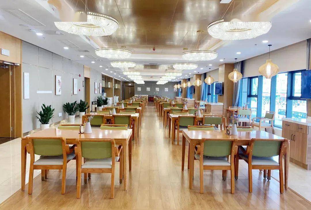 膳食中心 位于佳和老龄康养示范园二楼 在中山北路庆云桥北侧黄金地段