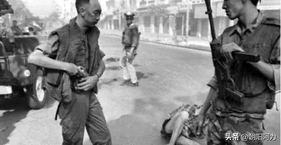 south vietnamese general shoots prisoner        
        <figure class=