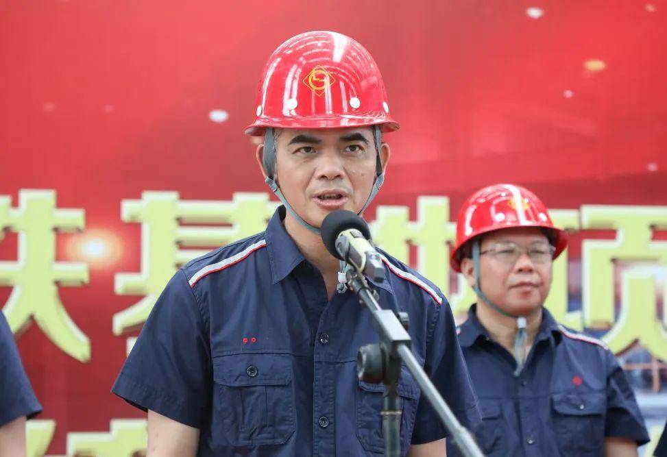 当天10时46分,仪式上,柳钢集团党委书记,董事长潘世庆宣布投产的指令