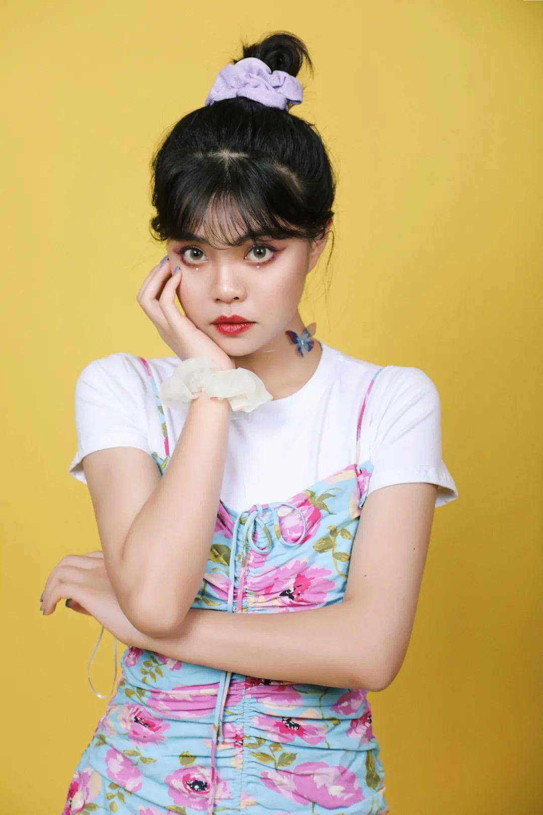 叉哥就pick了一条淡黄的长裙配上蓬松的头