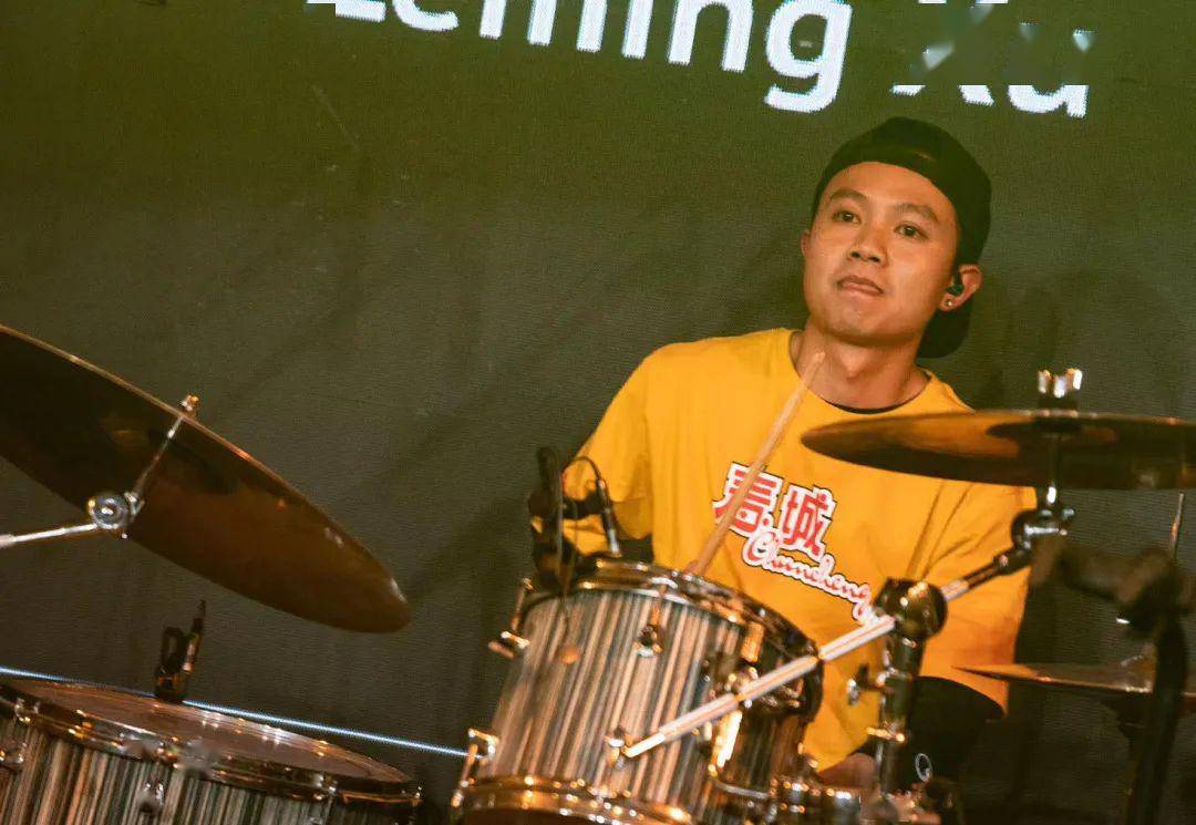 鼓手 夏文博:毕业于云南艺术学院现代系的他,同样有着数不过来的头衔