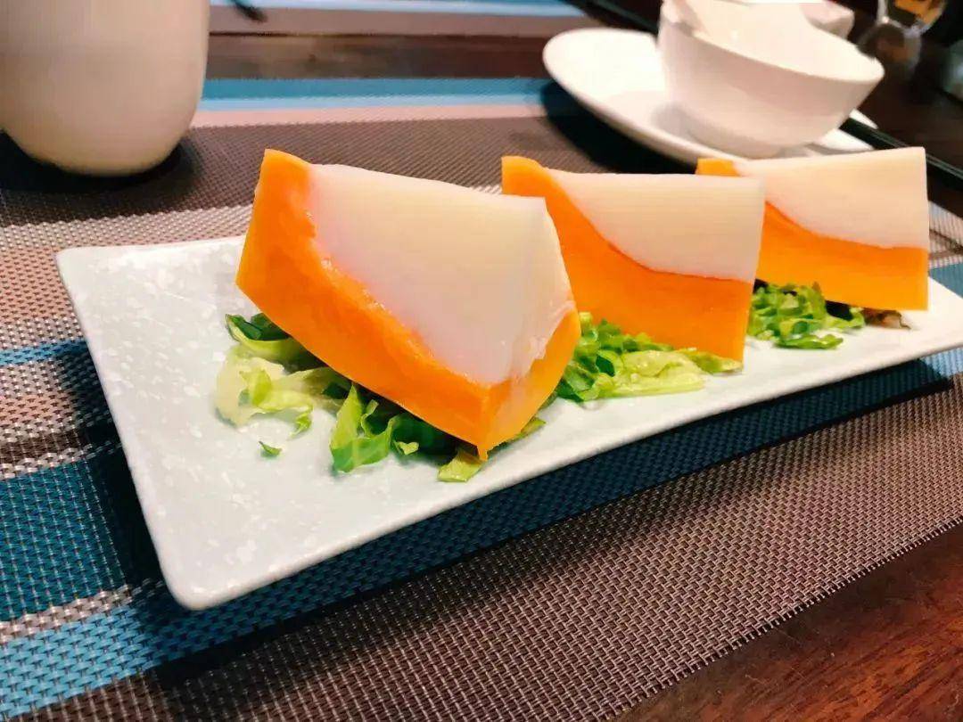 木瓜椰汁糕是用木瓜做基底,搭配椰汁糕在上面,小巧精致.