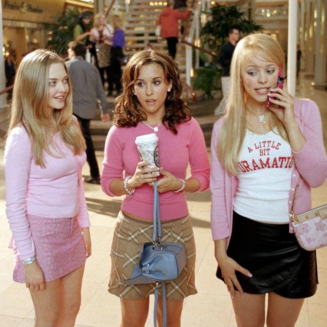 2004年的青春片《贱女孩》里,这种穿搭也是一抓一大把.