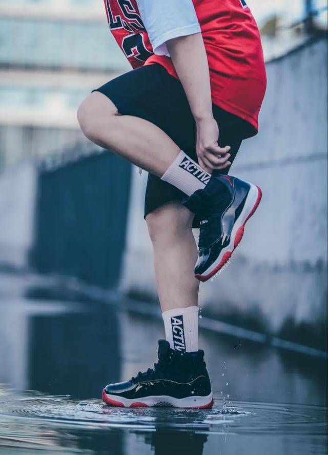 姿势,整体置于画面中间,符合中心构图,这里重点还是在于突出鞋子的一