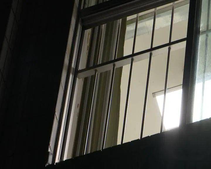 当心|南宁一小学临街教室玻璃窗突然坠落,所幸无人受伤