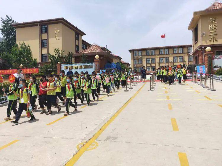 恰是少年归来日策马扬鞭复学时蒙阴二小天基校区复学正当时