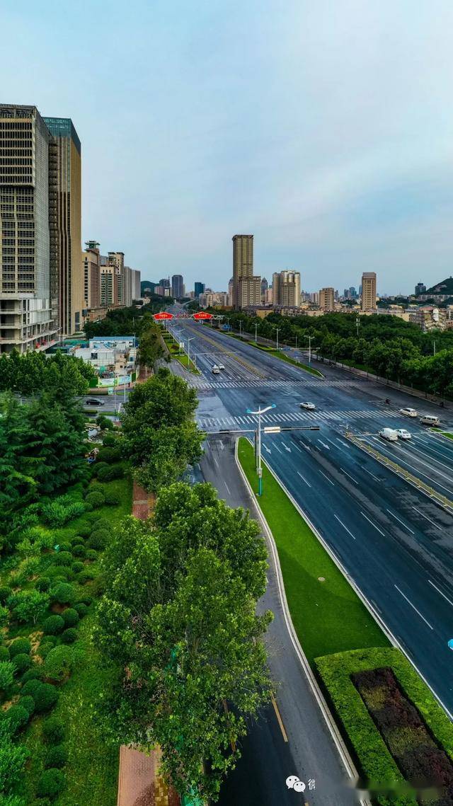 济南经十路,中国最长的城市马路,它承载了许多老司机的光辉岁月