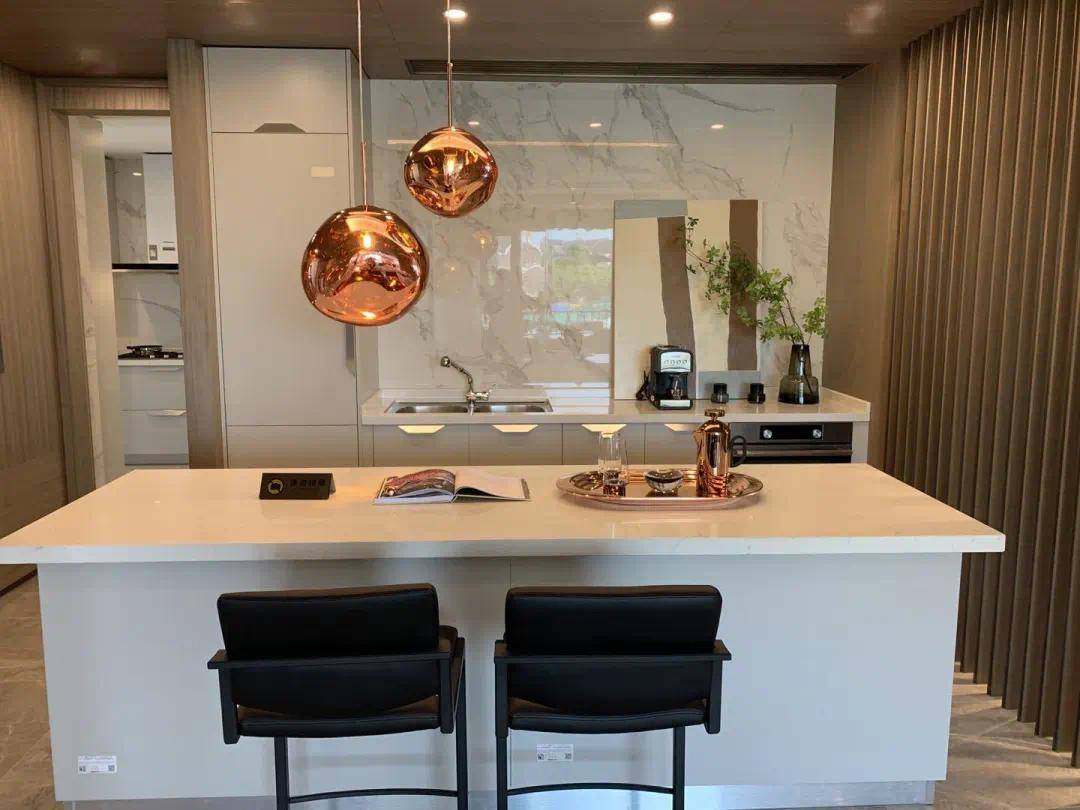 并且,考虑到西餐以冷餐搭配红酒为主,西厨配置了一台冷藏功