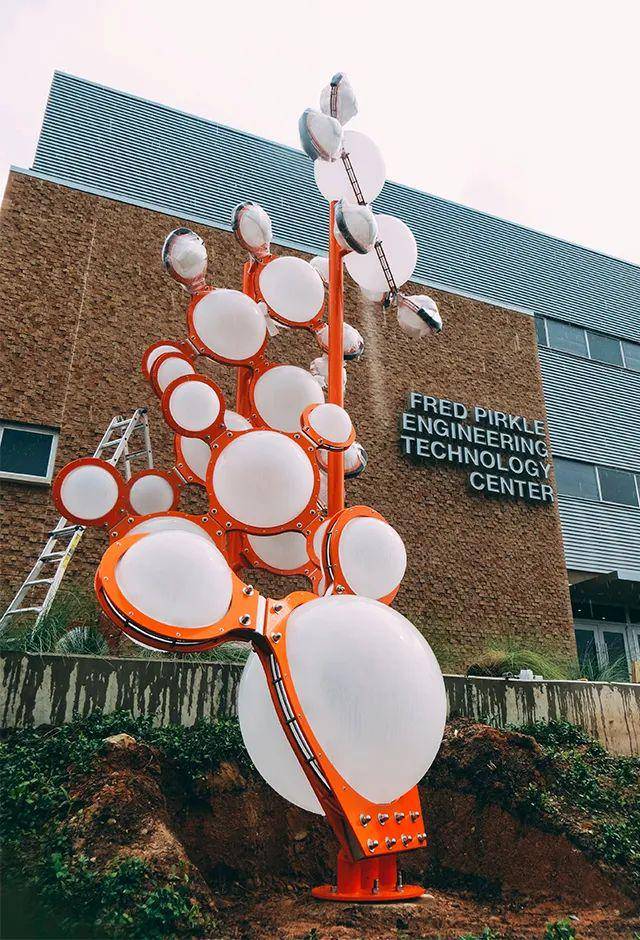 萨姆休斯顿州立大学科学主题雕塑作品潜能