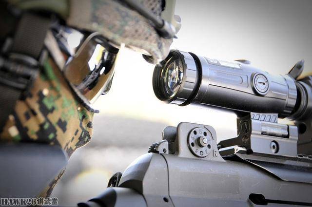 串联使用红点瞄准镜和倍率镜时,可以达到增大瞄准距离,提高射击精度