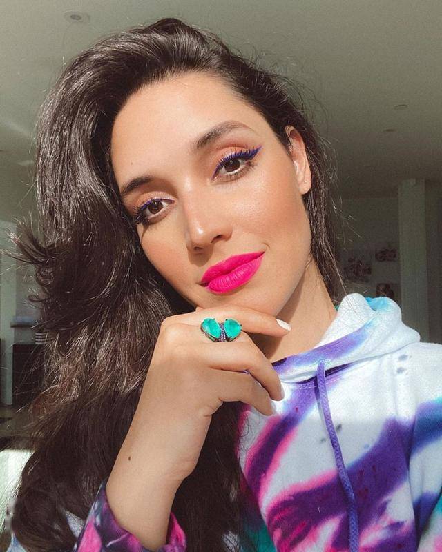 霍弗德妻子晒自拍海沃德妻子如此美貌配得上一切自拍