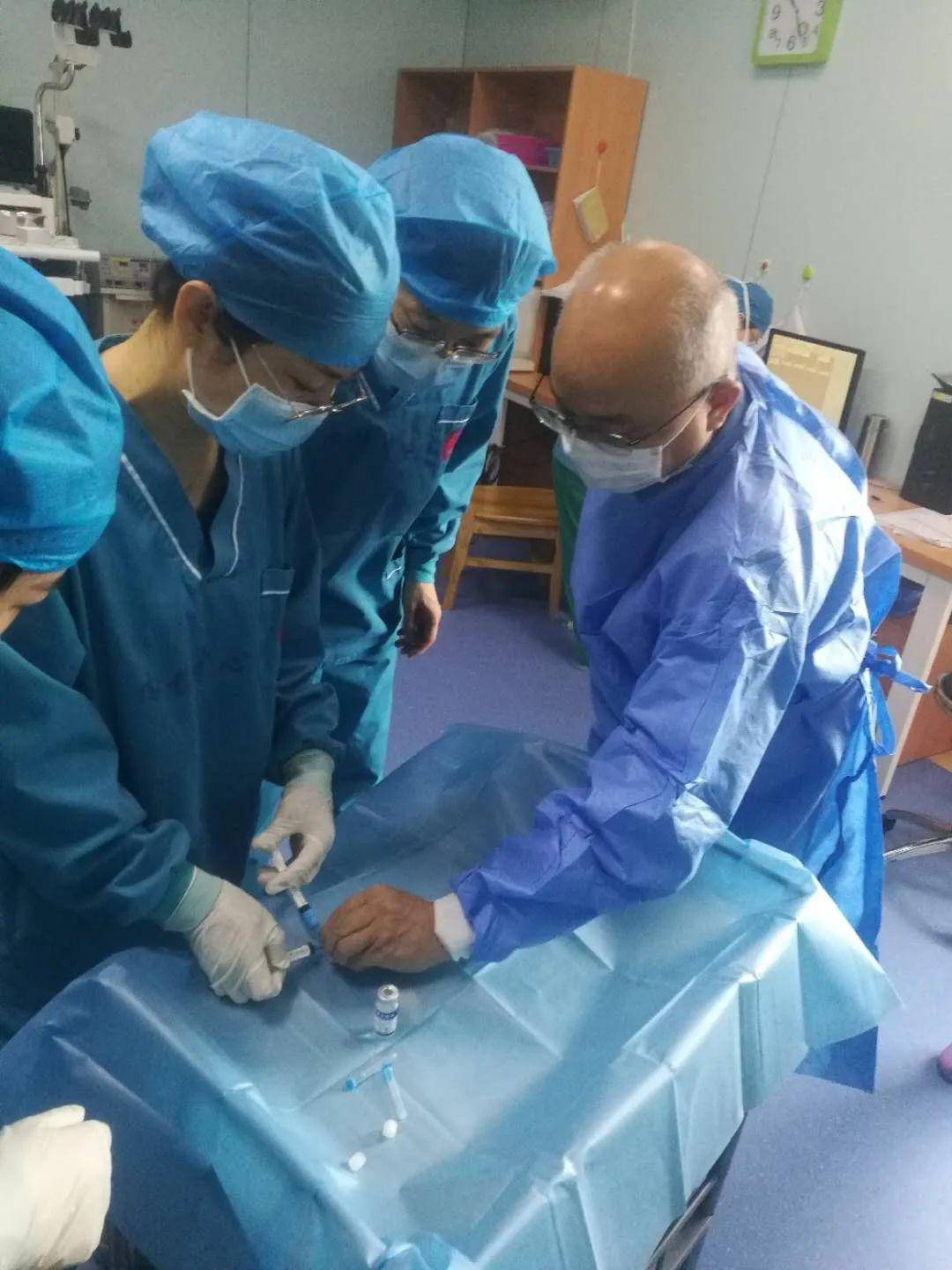 本次手把手教学特邀南宁市第一人民医院唐少波主任莅临指导,图为