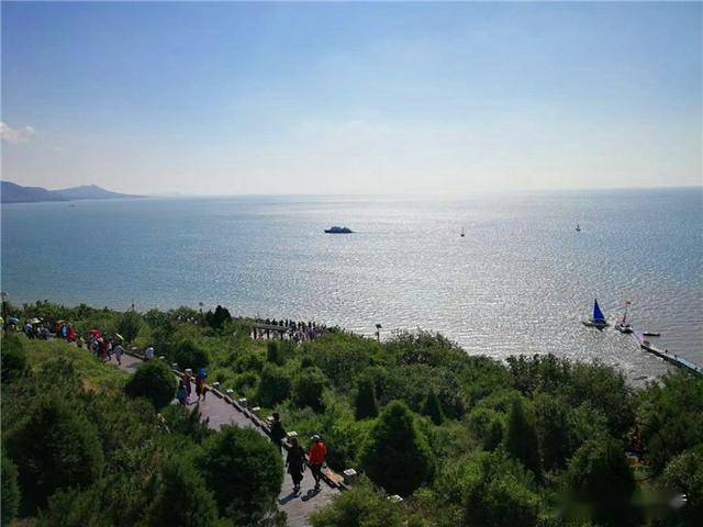 这里特别适合亲子,走在木栈道,看着海天一色的碧海蓝天