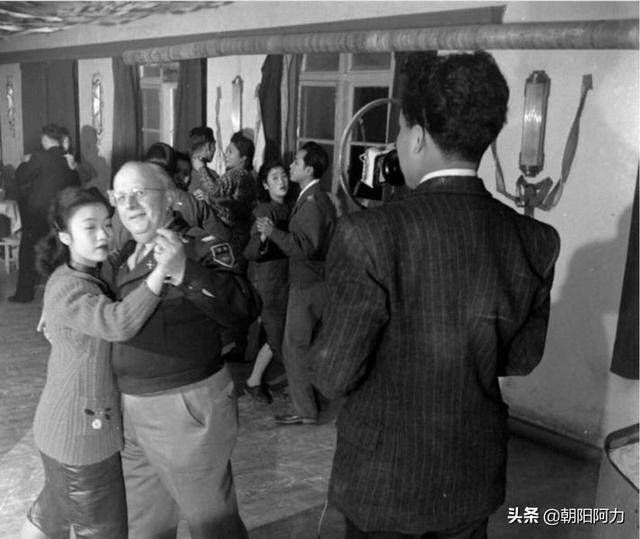 内战老照片：前方吃紧后方歌舞升平的国民党军-搜狐大视野-搜狐新闻