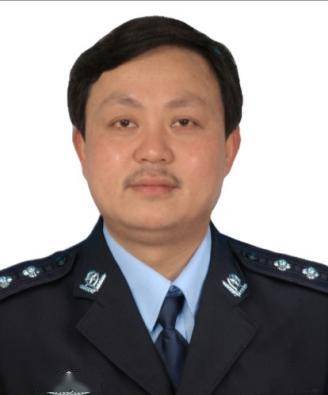 泸溪县公安局交警大队大队长杜方刚服务承诺:不忘初心,牢记使命,全心