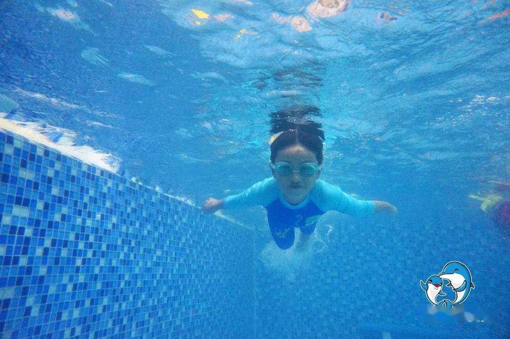 风靡朋友圈的亲子游泳,原来有这么多好处!