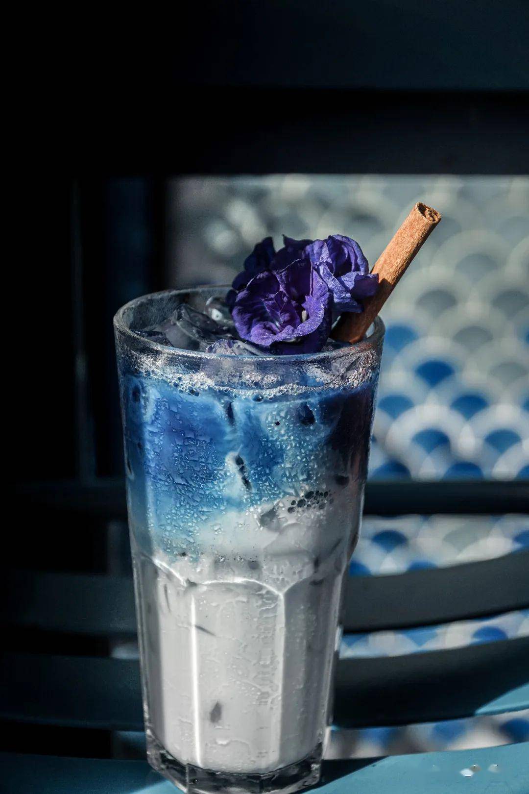 原创曼谷最蓝系咖啡店大皇宫旁老宅民巷的bluewhalecafe