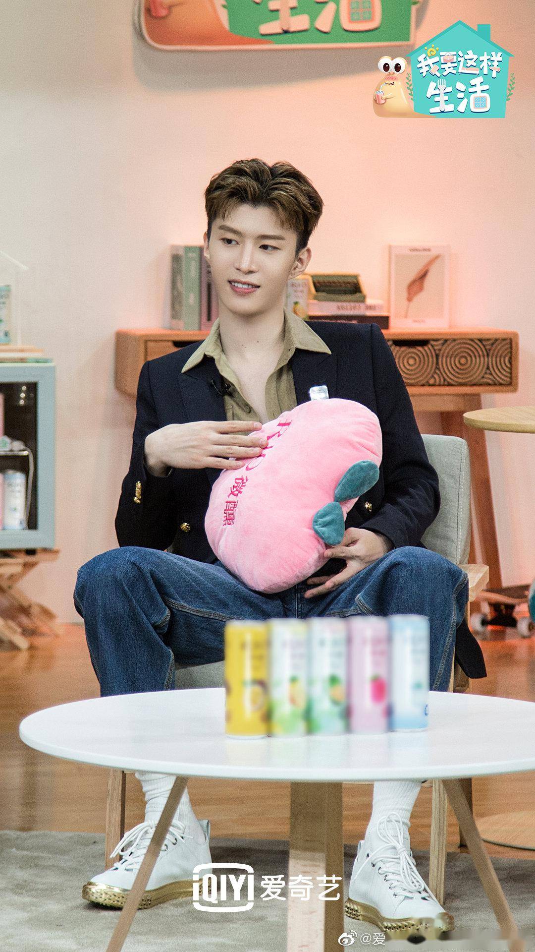 《我要这样生活》第四期正片上线 戴墨镜切洋葱的厨房"练习生"范丞丞