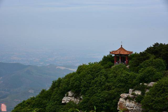 嵩山顶上8000亩公园5000亩森林2500亩草甸
