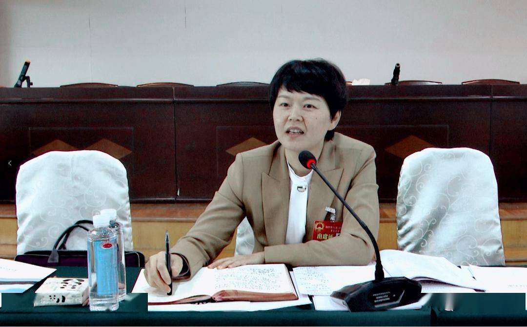 罗琼在参加街道二代表团审议时强调以干部的辛苦指数换取群众的幸福