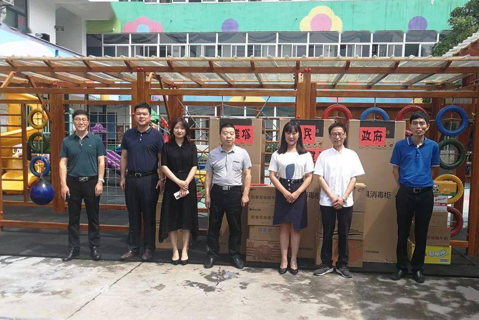 镇党委副书记,镇长王大林一行前往镇中心幼儿园,大同小学,咪咪幼儿园